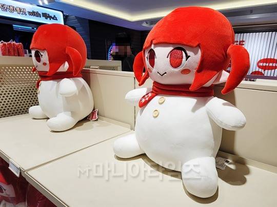 던파 팝업 스토어 '스노우메이지 인 강남' 2층에서 판매중인 굿즈들. 사진 촬영 : 이동근 기자