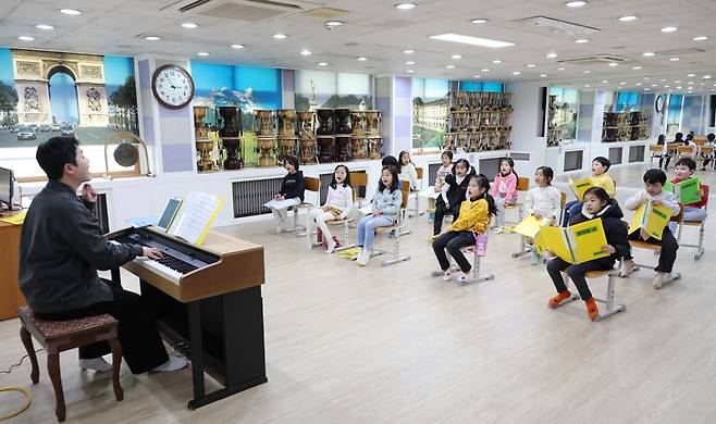 지난 15일 경기도 성남시 오리초등학교에서 경기늘봄공유학교 수업의 일환으로 아이들이 뮤지컬을 배우고 있다. 교육부 제공