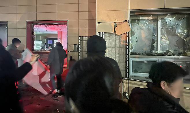 19일 새벽 윤석열 대통령에 대한 구속영장이 발부되자 서울 서부지법에 지지자들이 진입해 난동을 부리고 있다. 뉴스1