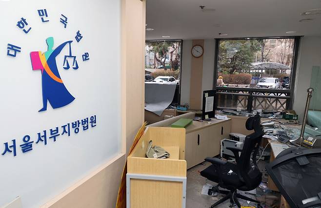 윤석열 대통령이 내란 우두머리 혐의로 구속되자 일부 윤 대통령 지지자들이 서울서부지방법원 내부로 난입해 불법폭력사태를 일으킨 19일 오후 서부지법 내부가 파손돼 있다. @연합뉴스