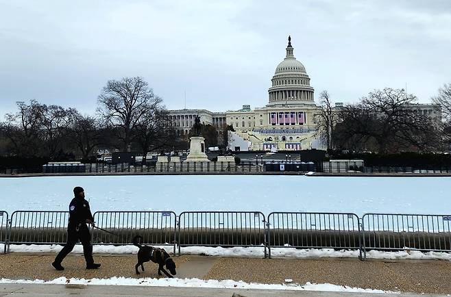 미국 의사당 주변 순찰 중인 경찰 (워싱턴=연합뉴스) 강병철 특파원 = 도널드 트럼프 미국 대통령 당선인의 20일(현지시간) 취임식을 앞두고 18일 오전 경찰이 경찰견과 함께 워싱턴DC 의회 의사당 앞 연못을 순찰하고 있다. 2025.1.18.
soleco@yna.co.kr
