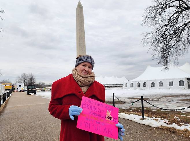 워싱턴의 반(反)트럼프 시위 인사 (워싱턴=연합뉴스) 강병철 특파원 = 도널드 트럼프 미국 대통령 당선인의 20일(현지시간) 취임식을 앞두고 18일 오전 워싱턴 DC에서 열린 반(反)트럼프 시위에 참가한 코리씨가 워싱턴 기념비 앞에서 손팻말을 들고 서 있다. 2025.1.18
soleco@yna.co.kr
(끝)