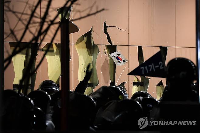 외벽 파손된 서부지법 (서울=연합뉴스) 신현우 기자 = 윤석열 대통령이 내란 우두머리 혐의로 구속되자 일부 지지자들이 서울 마포구 서울서부지방법원에 난입한 19일 오전 서부지법 외벽 등이 파손돼 있다. 2025.1.19 nowwego@yna.co.kr