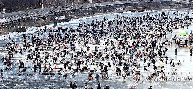 북적이는 빙판 위 (안동=연합뉴스) 윤관식 기자 = 19일 오후 경북 안동시 남후면 광음리 미천에서 열린 '암산얼음축제'가 빙어 낚시를 즐기는 관광객으로 북적이고 있다. 2025.1.19 psik@yna.co.kr