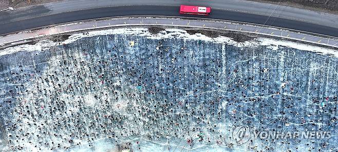 북적이는 빙판 위 (안동=연합뉴스) 윤관식 기자 = 19일 오후 경북 안동시 남후면 광음리 미천에서 열린 '암산얼음축제'가 빙어 낚시를 즐기는 관광객으로 북적이고 있다. 2025.1.19 psik@yna.co.kr