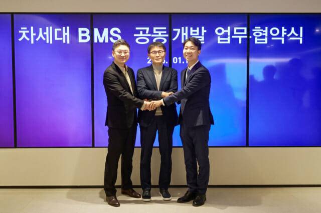 솔루엠 전성호 대표(가운데)와 스탠다드에너지 김부기 대표(왼쪽), 머카바파트너스 조준휘 대표가 업무 협약 이후 기념 악수를 하고 있다.(사진=솔루엠)