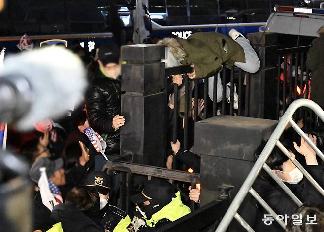 윤석열 대통령을 지지하는 시위대가 서울 마포구 서울서부지방법원 월담을 시도하고 있다. 송은석 기자 silverstone@donga.com