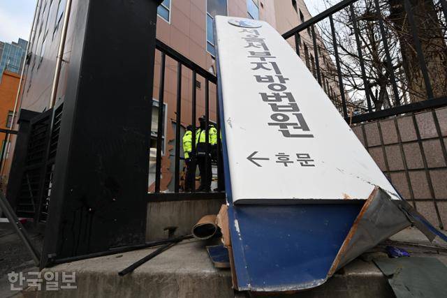 19일 서울 마포구 서울서부지법에 윤석열 대통령에 대한 구속영장 발부 소식에 격분한 윤 대통령 지지자들이 난입한 가운데 서부지법 현판이 파손돼 있다. 박시몬 기자