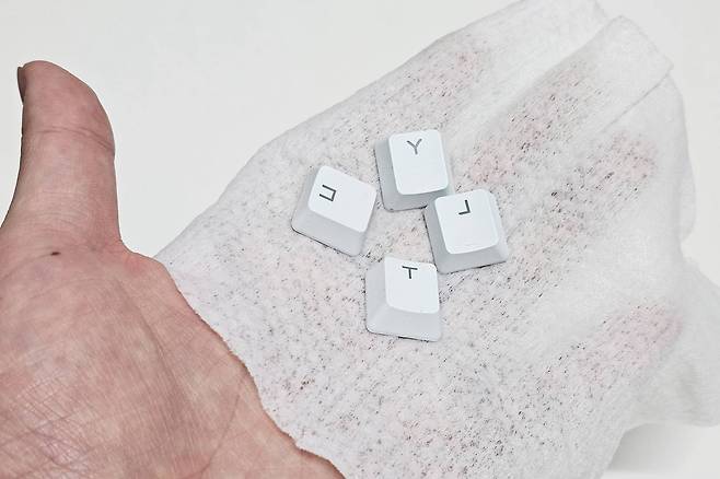 키캡의 오염이 심각하지 않다면 물티슈나 젖은 수건으로 닦아준 후 건조해 줍니다. 오염이 심하다면 세제를 섞은 물에 넣어 세척 후 건조해 줍니다 / 출처=IT동아