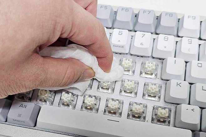 기계식 키보드는 키캡 분리가 쉽고 상판이 그대로 노출되기에 청소가 비교적 쉽습니다. 간단한 이물질은 털어내고, 상판에 붙은 이물질은 닦아주면 됩니다 / 출처=IT동아