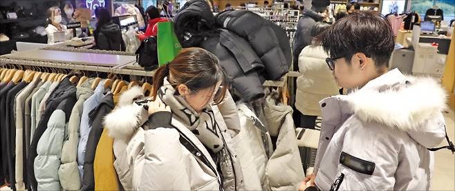 올해 들어 한파가 이어지자 겨울 패딩 재킷 판매량이 급증하고 있다. 10일 서울 시내 한 백화점에서 소비자들이 패딩을 입어보고 있다. /김범준 기자