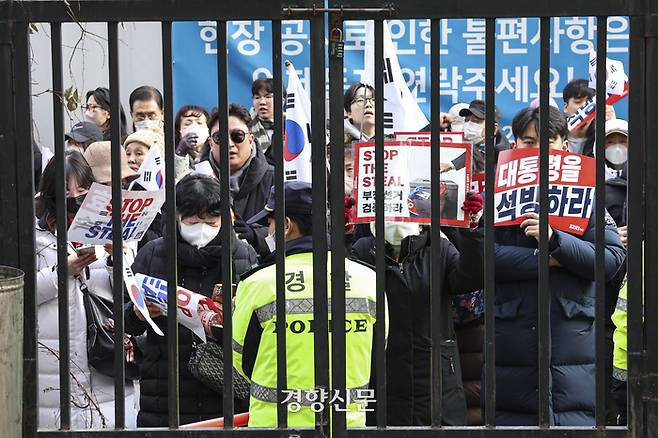 내란 우두머리 혐의로 체포된 윤석열 대통령의 구속 전 피의자 심문(영장실질심사)이 열린 지난 18일 서울 마포구 서울서부지방법원 앞에서 윤 대통령 지지자들이 집회를 이어가고 있다. 한수빈 기자