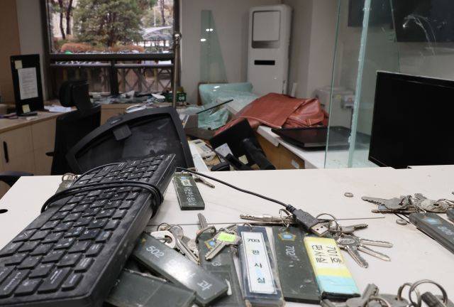 지난 19일 윤석열 대통령이 내란 우두머리 혐의로 구속된 이후 일부 윤 대통령 지지자들이 난입해 폭력 사태를 일으킨 서울서부지방법원 내 사무실의 모습. 연합뉴스