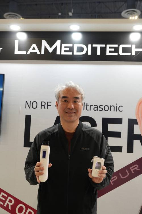 최종석 라메디텍 대표가 이달 초 미국 라스베이거스에서 열린 CES 2025 현장에 마련된 라메디텍 부스에서 자사 주요 제품군을 선보이고 있다. 라메디텍