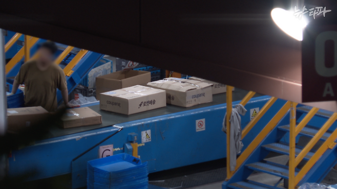 ▲ 쿠팡 물류센터에서 일하고 있는 야간노동자의 모습.