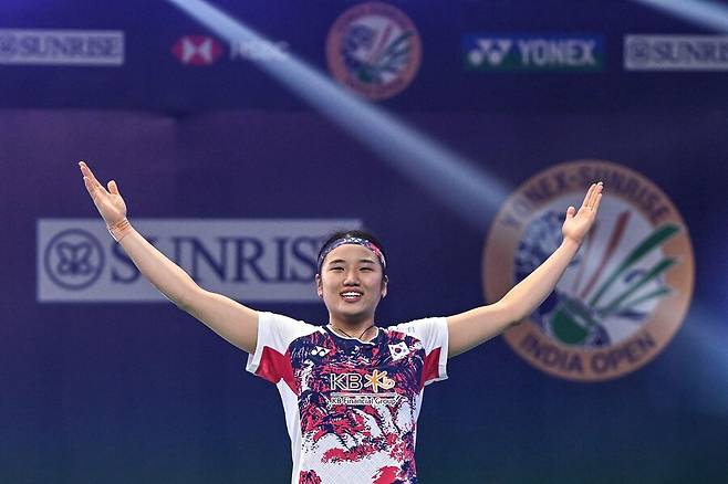 ▲ 안세영이 19일 인도 뉴델리에서 열린 2025 세계배드민턴연맹(BWF) 월드투어 슈퍼 750 인도오픈 여자 단식 결승전에서 2-0으로 승리, 우승을 확정하자 환하게 웃으며 세리머니를 펼치고 있다. ⓒ연합뉴스/AFP