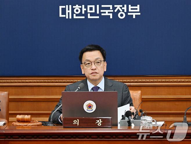 최상목 대통령 권한대행 부총리 겸 기획재정부 장관이 14일 서울 종로구 정부서울청사에서 열린 제2회 국무회의를 주재하고 있다. (기획재정부 제공) 2025.1.14/뉴스1
