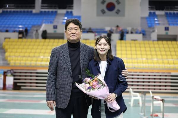 아버지 윤학길과 딸 윤지수. 사진┃윤지수 SNS