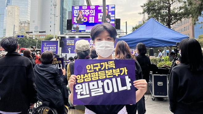 한국에서 비롯된 비혼·비출산·비연애·비성관계를 의미하는 4B 운동은 트럼프 대통령의 당선 이후 최근 미국에서 주목받고 있다