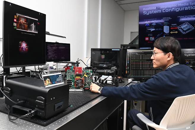 한국전자통신연구원(ETRI) 연구팀이 개발한 디지털 홀로그래피 미디어 프로세서(RHP)를 통해 출력된 3D 풀컬러 홀로그램. ETRI 제공