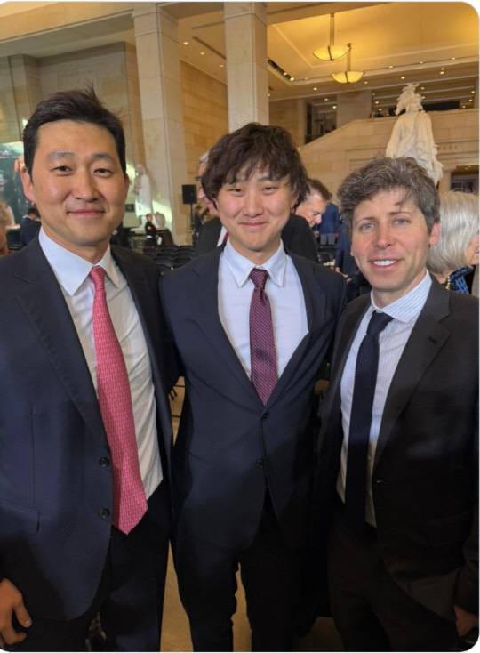 도널드 트럼프 대통령 취임식이 열린 20일(현지시간) 미국 국회의사당 내 노예해방의 홀에서 김범석 쿠팡Inc 의장(왼쪽)이 샘 올트먼 오픈AI CEO(맨 왼쪽), 알렉산드르 왕 스케일AI 대표(가운데)와 기념 사진을 찍고 있다. 알렉산드르 왕 엑스(X) 갈무리