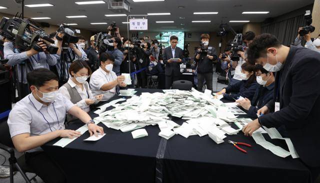 2020년 5월 28일 경기도 과천 중앙선거관리위원회에서 4·15 총선 부정선거 주장에 대한 의혹을 해소하기 위해 관계자들이 사전투표 및 개표 공개 시연을 하고 있다. 한국일보 자료사진