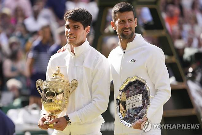 2024년 윔블던 대회 시상식에 나란히 선 알카라스(왼쪽)와 조코비치. AP=연합뉴스