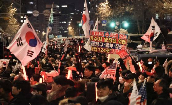 내란 우두머리 혐의로 체포된 윤석열 대통령의 구속 전 피의자심문(영장실질심사)이 종료된 18일 밤 서울 마포구 공덕역 인근에서 윤 대통령 지지자들이 집회를 열고 있다. 연합뉴스