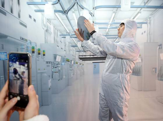 지난해 11월 20일 대구 엑스코에서 개막한 '2024 CO-SHOW'를 찾은 학생이 방진복을 착용하고 반도체 생산라인 체험을 하고 있다. 뉴스1