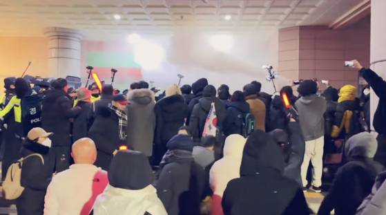 윤석열 대통령 구속영장이 발부된 19일 새벽 윤 대통령 지지자들이 서울서부지법 창문을 깨고 내부로 진입, 소화기를 뿌리고 법원을 부수고 있다. 사진 유튜브 천지TV, 락TV 캡처