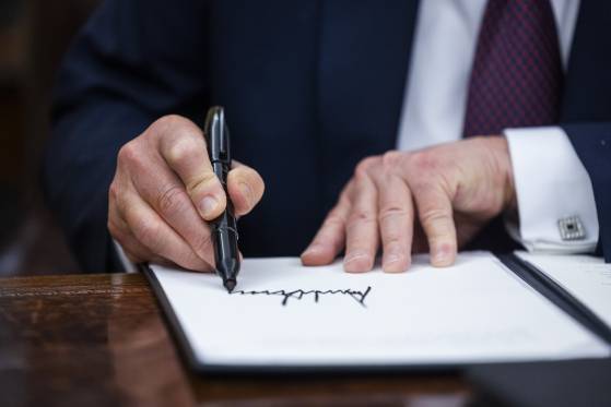 도널드 트럼프 미국 대통령이 대통령 취임 첫날인 20일 백악관 집무실에서 의회 폭동 사건 피고인 사면과 틱톡 금지령 연기 등에 대한 행정명령에 서명하고 있다. EPA=연합뉴스