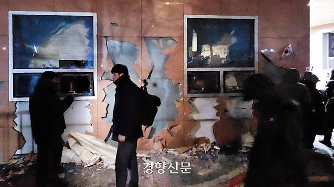 지난 19일 새벽 윤석열 대통령이 구속되자 지지자들이 서울서부지법에 침입해 난동을 부려 법원 청사가 심하게 파손돼 있다. 이준헌 기자