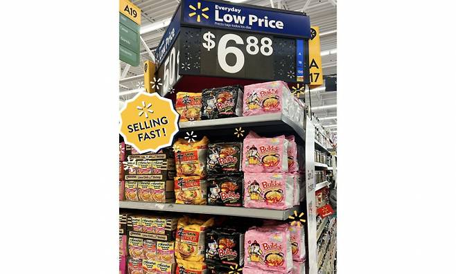 최근 삼양식품의 불닭시리즈가 미국 월마트 메인 매대에 진열됐다. 주력제품이 아시안 섹션에서 메인 섹션으로 이동한 것은 주 소비 고객이 특정 소비층에서 전체 소비자로 확대되고 있다는 뜻으로 풀이된다. /사진=삼양식품