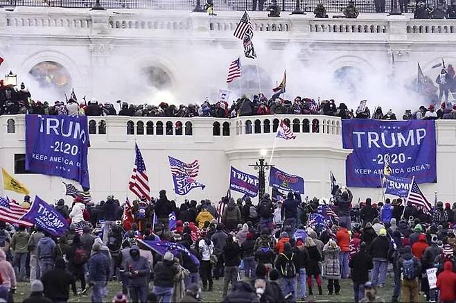 2021년 1월6일 미 의사당을 점거한 트럼프 지지자들이 깃발을 흔들고 있다. AP통신