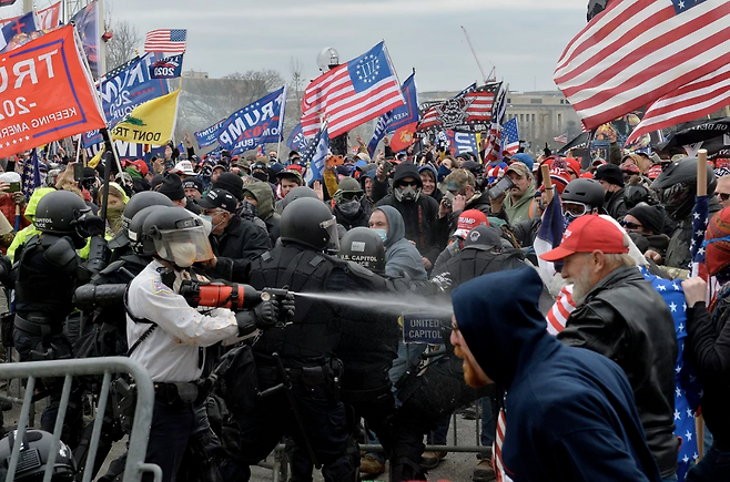 2021년 1월6일 트럼프 낙선에 불복한 지지자들이 미 국회의사당에 몰려들며 경찰과 대치하고 있다. AP통신