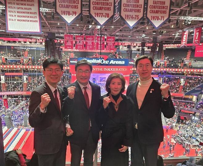 국민의힘 조정훈, 김대식, 나경원, 강민국 의원(왼쪽부터)이 20일(현지시간) 도널드 트럼프 대통령 취임식 생중계를 위해 마련된 워싱턴 캐피털 원 아레나에서 기념 촬영하고 있다. 조정훈 의원실 제공