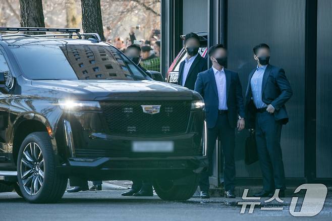 내란 우두머리 혐의로 체포된 윤석열 대통령이 탑승한 차량이 15일 오전 경기 과천 고위공직자범죄수사처(공수처)에 도착해 주차장으로 들어가고 있다.(공동취재) 2025.1.15/뉴스1 ⓒ News1 민경석 기자