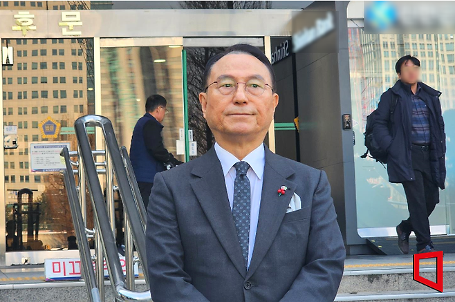 지난 17일 박상돈 천안시장이 파기환송심에서 당선무효형을 선고받은 뒤 도로에 나와 차량을 기다리고 있다.
