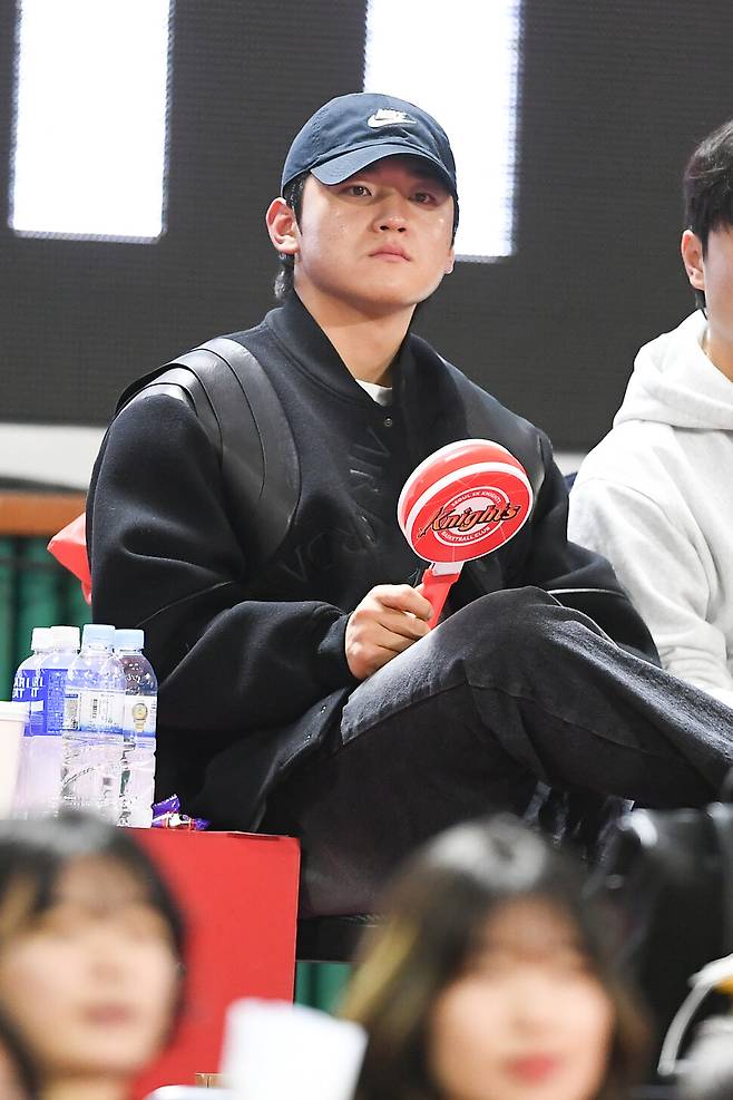 김도영(KIA 타이거즈)이 지난 16일 서울 송파구 잠실학생체육관에서 열린 2024~2025 KCC 프로농구 서울 SK과 원주 DB의 경기를 관전하고 있다. 한국농구연맹 제공