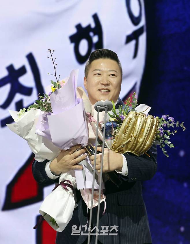 2024 신한 쏠뱅크 골든글러브 시상식이 13일 오후 서울 강남구 코엑스 오디토리움에서 열렸다. KIA 최형우가 지명타자 부문 골든글러브를 수상한 뒤 소감을 얘기하고 있다. 정시종 기자 /2024.12.13.