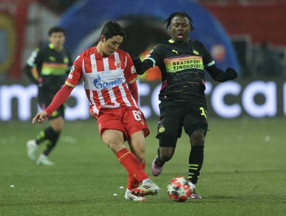 에인트호번전에 출전한 츠르베나 즈베즈다의 한국인 수비수 설영우(왼쪽). 기초군사훈련을 마친 직후 복귀해 머리가 짧다. EPA=연합뉴스