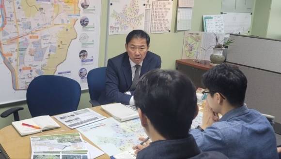 신내차량기지 일대 통합개발에 대한 보고를 받는 박승진 의원