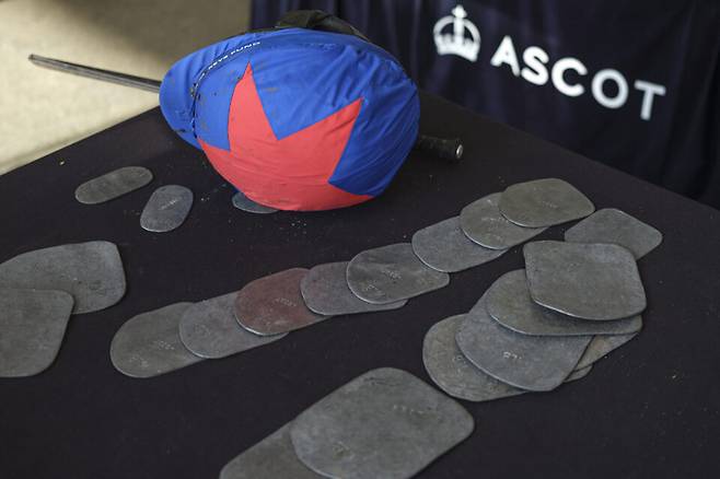 경주마들이 공정한 경기를 위해 짊어지고 뛰어야 하는 '부담중량'을 맞출 때 사용하는 무게추 ⓒnews.paddypower.com