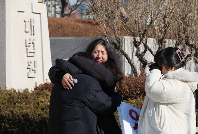 인천 미추홀구 전세사기피해자들이 23일 서울 서초구 대법원 앞에서 ‘인천 전세사기 건축왕’ 남모씨에 대한 대법원 선고 결과와 관련해 기자회견을 마친 뒤 눈물을 흘리고 있다. (사진=연합뉴스)
