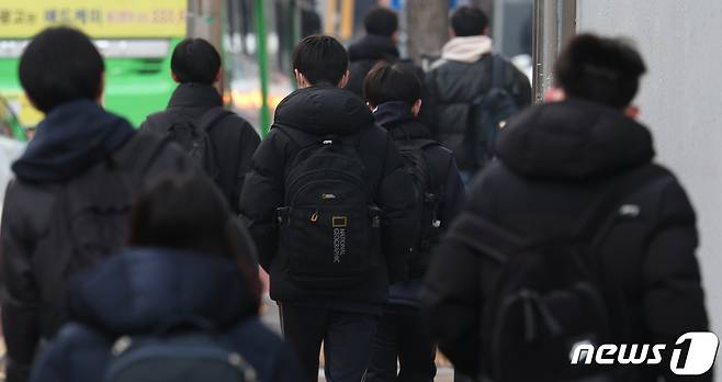 서울 시내의 한 중학교에서 학생들이 등교를 하는 모습 /뉴스1 ⓒ News1 김민지 기자