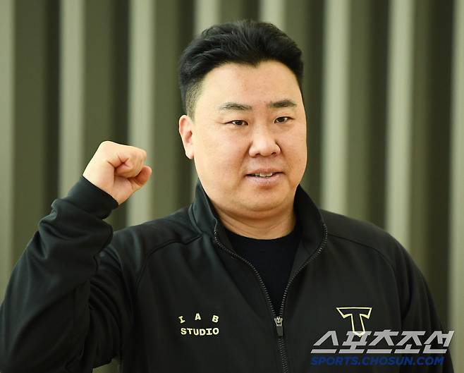 KIA 타이거즈 선수단이 22일 오전 인천국제공항을 통해 스프링캠프가 차려진 미국 캘리포니아 어바인으로 출국했다. 이범호 감독이 출국 인터뷰를 마친 후 포즈 취하고 있다. 인천공항=정재근 기자 cjg@sportschosun.com/2025.1.22/