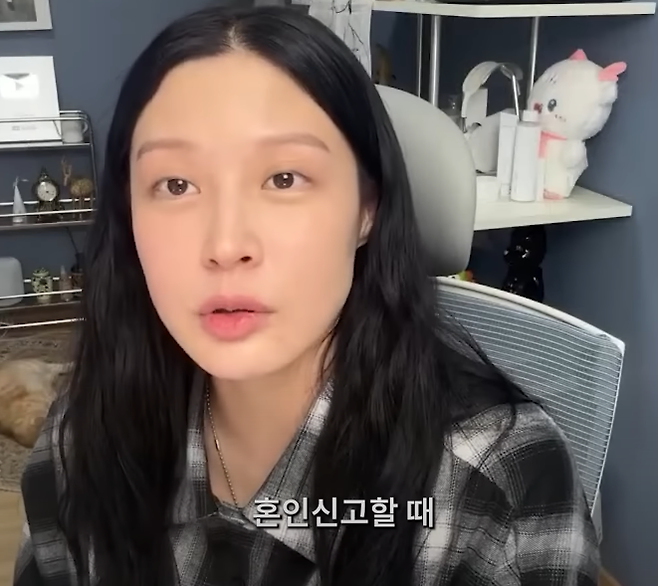 아직 혼인신고를 하지 않았다며 "둘 다 증인 구해서 혼인신고 할 때 브이로그 찍겠다"고 말했다. 또 조 씨는 유튜브 채널에 홍삼 광고를 올렸다가 식품표시광고법 위반 혐의로 고발된 것에 대해 무혐의 처분을 받았다며 "엄청나게 고생했다. 홍삼 회사 측에 앞으로 더 조심하고 잘해보자고 했는데, 저를 믿고 2년 재계약해 주셨다"고 알렸다. 유튜브 채널 'minchobae'