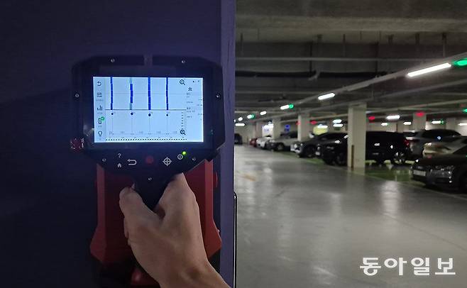 동아일보 히어로콘텐츠팀이 지난해 11월 조사한 경기 A아파트 지하주차장 기둥. 비파괴 철근 검사기 액정화면에 파란 수직선 4개가 보인다. 철근 4개가 들어 있다는 뜻이다. 홍진환 기자 jean@donga.com