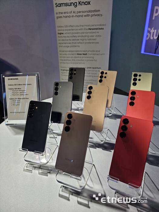 갤럭시S25시리즈. 밑에서부터 일반, 플러스, 울트라.