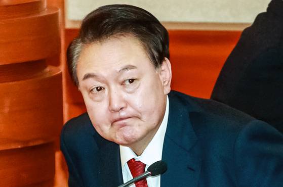 윤석열 대통령이 지난 21일 오후 서울 종로구 재동 헌법재판소에서 열린 탄핵심판 3차 변론기일에 출석해 피청구인 측에 자리하고 있다. 전민규 기자